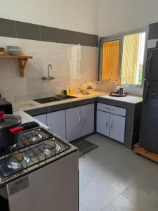 Una cocina o cocineta en Short-Term 2BR Apartment - 2 min from US Embassy, Cocody Riviéra Golf, Abidjan 16 fotos más