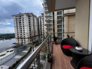 Balkón nebo terasa v ubytování LoFF Suite 2 Bedroom at Kuching Riverine Resort