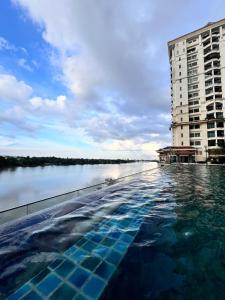 Bazén v ubytování LoFF Suite 2 Bedroom at Kuching Riverine Resort nebo v jeho okolí