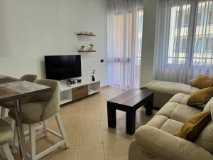 TV a/nebo společenská místnost v ubytování Orkidea Apartments