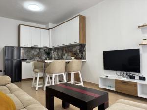 TV a/nebo společenská místnost v ubytování Orkidea Apartments