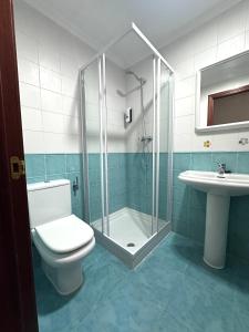 a bathroom with a shower and a toilet and a sink at Soto de la Marina apartamento cerca playa in Soto de la Marina +13 photos