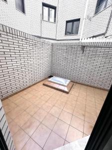 a bathroom with a toilet in the middle of a tile floor at Soto de la Marina apartamento cerca playa in Soto de la Marina
