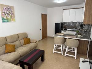 Kuchyň nebo kuchyňský kout v ubytování Orkidea Apartments