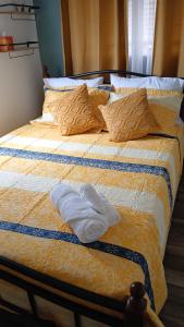 - un lit avec 2 serviettes assises au-dessus dans l'établissement Cypress Suites, à Goodwill