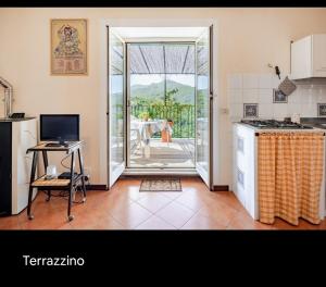 a kitchen with an open door to a patio at Casa Casella 12 in Cineto Romano