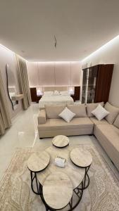 Una cama o camas en una habitación de الريان