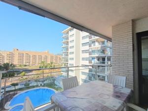 Ein Balkon oder eine Terrasse in der Unterkunft Ayf 200m del mar 2 piscinas, pista de padel y gym