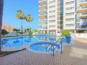 Der Swimmingpool an oder in der Nähe von Ayf 200m del mar 2 piscinas, pista de padel y gym