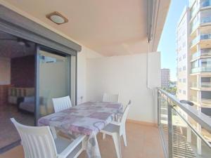 Ein Balkon oder eine Terrasse in der Unterkunft Ayf 200m del mar 2 piscinas, pista de padel y gym