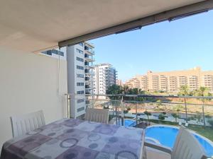 Ein Balkon oder eine Terrasse in der Unterkunft Ayf 200m del mar 2 piscinas, pista de padel y gym