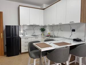 Kuchyň nebo kuchyňský kout v ubytování Orkidea Apartments