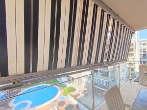 Ein Balkon oder eine Terrasse in der Unterkunft Ayf 200m del mar 2 piscinas, pista de padel y gym