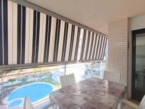 Der Swimmingpool an oder in der Nähe von Ayf 200m del mar 2 piscinas, pista de padel y gym