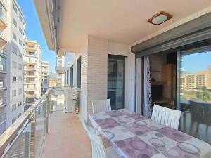 Ein Balkon oder eine Terrasse in der Unterkunft Ayf 200m del mar 2 piscinas, pista de padel y gym