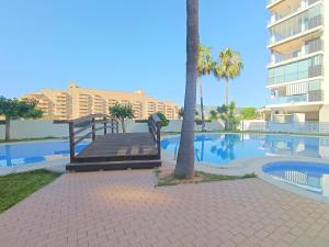 Der Swimmingpool an oder in der Nähe von Ayf 200m del mar 2 piscinas, pista de padel y gym
