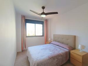 Ein Bett oder Betten in einem Zimmer der Unterkunft Ayf 200m del mar 2 piscinas, pista de padel y gym