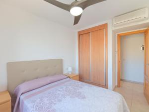 Ein Bett oder Betten in einem Zimmer der Unterkunft Ayf 200m del mar 2 piscinas, pista de padel y gym