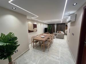 Un comedor con una mesa y un sofá. en MTMZ B - 3 BDR Apartment - By Kemetland, en Seis de Octubre