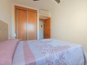 Ein Bett oder Betten in einem Zimmer der Unterkunft Ayf 200m del mar 2 piscinas, pista de padel y gym