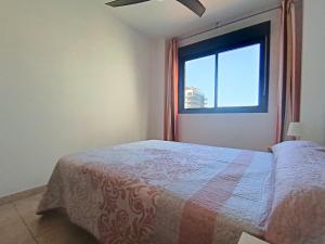 Ein Bett oder Betten in einem Zimmer der Unterkunft Ayf 200m del mar 2 piscinas, pista de padel y gym