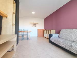 Ein Sitzbereich in der Unterkunft Ayf 200m del mar 2 piscinas, pista de padel y gym