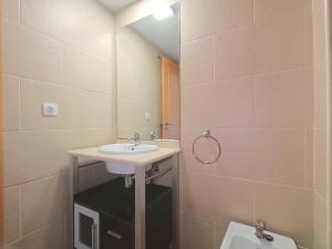 Ein Badezimmer in der Unterkunft Ayf 200m del mar 2 piscinas, pista de padel y gym