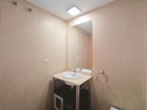 Ein Badezimmer in der Unterkunft Ayf 200m del mar 2 piscinas, pista de padel y gym