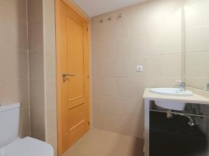 ein Badezimmer mit Toilette und Waschbecken in der Unterkunft Ayf 200m del mar 2 piscinas, pista de padel y gym in Oropesa del Mar