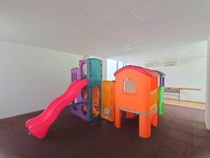Der Kid's Club in der Unterkunft Ayf 200m del mar 2 piscinas, pista de padel y gym