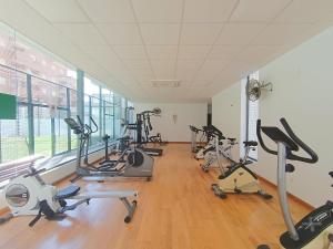 Das Fitnesscenter und/oder die Fitnesseinrichtungen in der Unterkunft Ayf 200m del mar 2 piscinas, pista de padel y gym