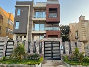 un edificio con una puerta delante en MTMZ B - 3 BDR Apartment - By Kemetland, en Seis de Octubre