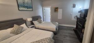 Letto o letti in una camera di Two Bedroom Serenity with AC- Complimentary Welcome Treats