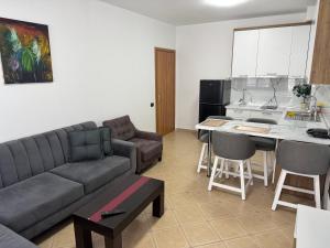 Kuchyň nebo kuchyňský kout v ubytování Orkidea Apartments