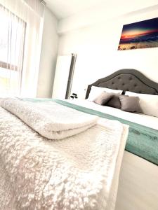 En eller flere senge i et værelse på RAMAR Apartament Mamaia