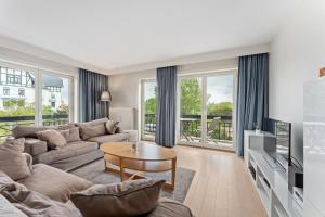 una sala de estar con un sofá y una mesa en Hotel Van Brugge D2, en De Haan