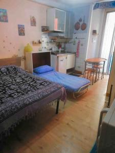 Un dormitorio con una cama y una cocina con una mesa. en Salotto Partenopeo, en Nápoles 10 fotos más