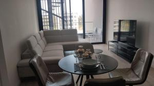 Posezení v ubytování Sunset Gardens - Holiday Apartments - by TLV Living