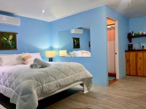 Ένα ή περισσότερα κρεβάτια σε δωμάτιο στο Peace of Paradise Breakfast Included Free Manuel Antonio Park Tour