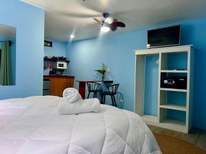 Ένα ή περισσότερα κρεβάτια σε δωμάτιο στο Peace of Paradise Breakfast Included Free Manuel Antonio Park Tour