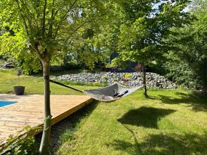 Ein Garten an der Unterkunft Ferienwohnungen Brenner einchecken und wohlfühlen