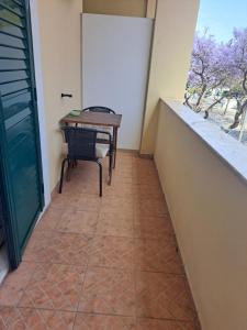 a room with a table and a chair and a window at Casa Barbara in Lagos