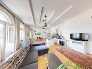 a living room with a couch and a tv at Apartment am Traunsee in Gmunden