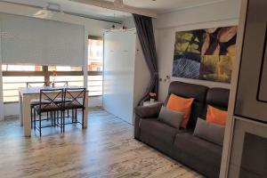 a living room with a couch and a table at Aparta o aporta in Salou