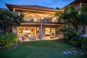 una casa con balcone e cortile di 3BD Ke Alaula (210B) Villa at Hualalai Resort a Kukio