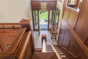 una vista sul soffitto di una scala in una chiesa di 3BD Ke Alaula (210B) Villa at Hualalai Resort a Kukio