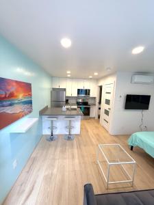 サンディエゴにあるCasita San Diegoのキッチンとリビングルームのある部屋