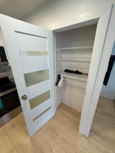 サンディエゴにあるCasita San Diegoの戸棚付きの部屋