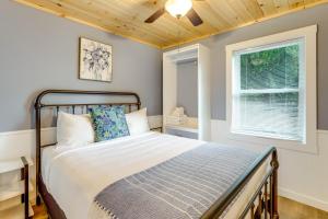 レイク・ジョージにある1 Mi to Village Waterfront Oasis in Lake George!のベッドと窓のある寝室