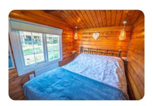 Postel nebo postele na pokoji v ubytování Snowdonia Escapes# Scenic Log Cabin with Views, WIFI & 2 Double bedrooms